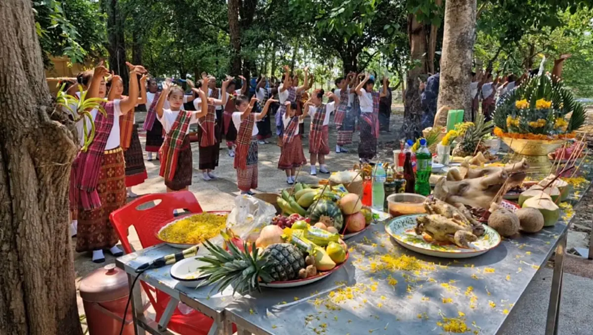 ชาวห้วยแถลงไม่ถอย! รวมตัวถือป้ายทวงคืน 'ปราสาทหินหลุ่งตะเคียน'