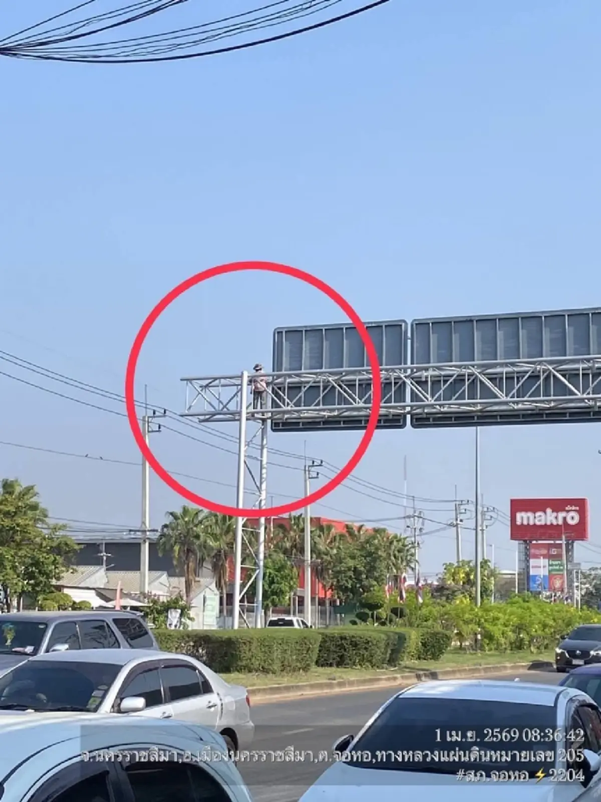 ระทึกโคราช! หญิงสูงอายุเครียดพิษน้ำมันแพง ปีนเสาป้ายกลางเมือง