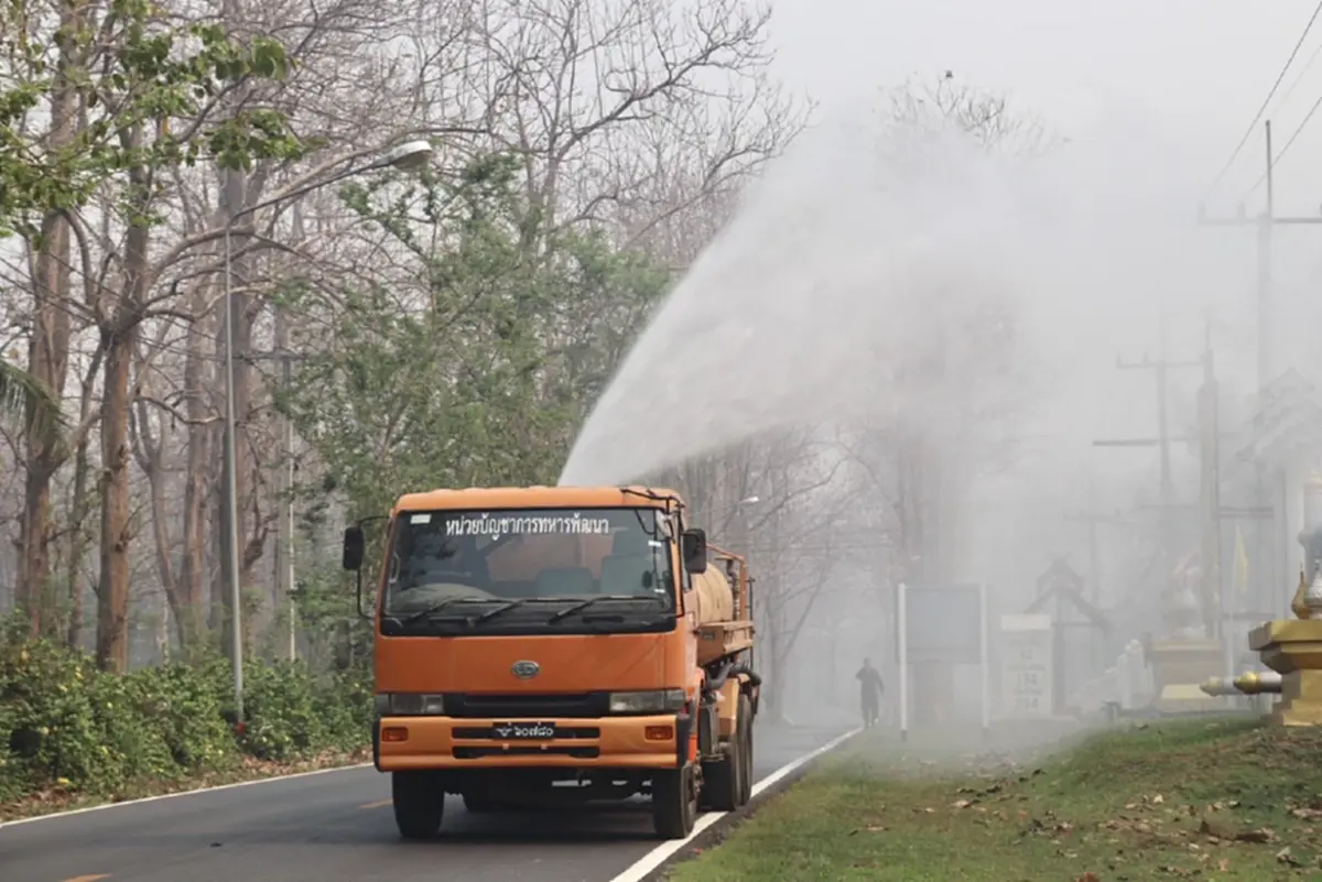 ลุยฉีดน้ำสกัดควันไฟป่า ถนน 105 แม่ฮ่องสอน หลัง PM2.5 พุ่งวิกฤต