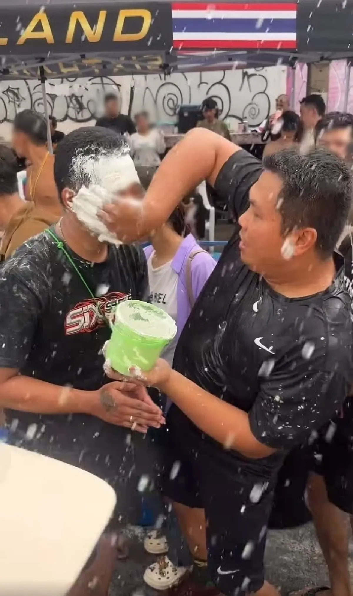 เบิร์ด วันว่างๆ แจงดราม่า ใช้กาวยาแนวเล่นสงกรานต์ ลั่นมันคือแป้ง