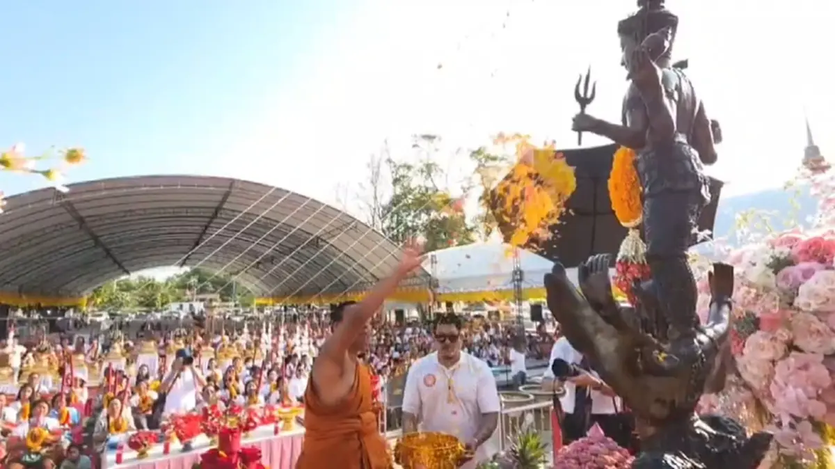 แน่นวัด! สาธุชน 5,000 คน ร่วมพิธีปลุกเสก "ท้าวเวสสุวรรณหน้าทองคำ"