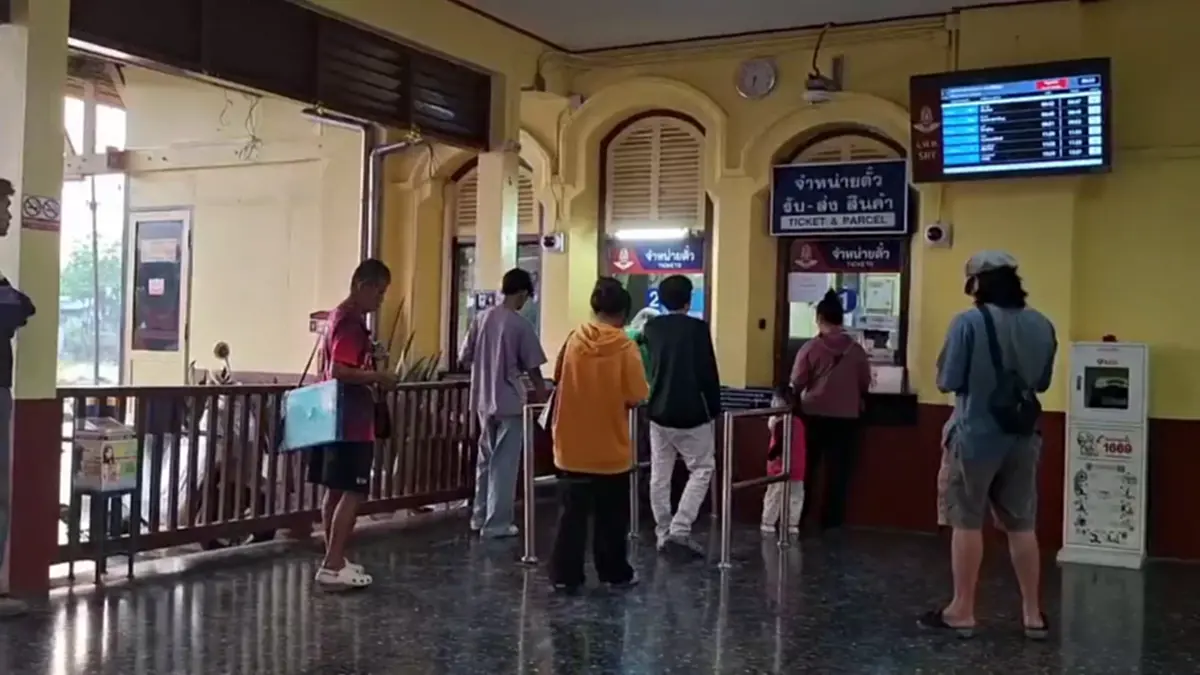 น้ำมันแพง! ชาวพิจิตรแห่ขึ้นรถไฟพุ่งเท่าตัว ตั๋วสงกรานต์เต็ม