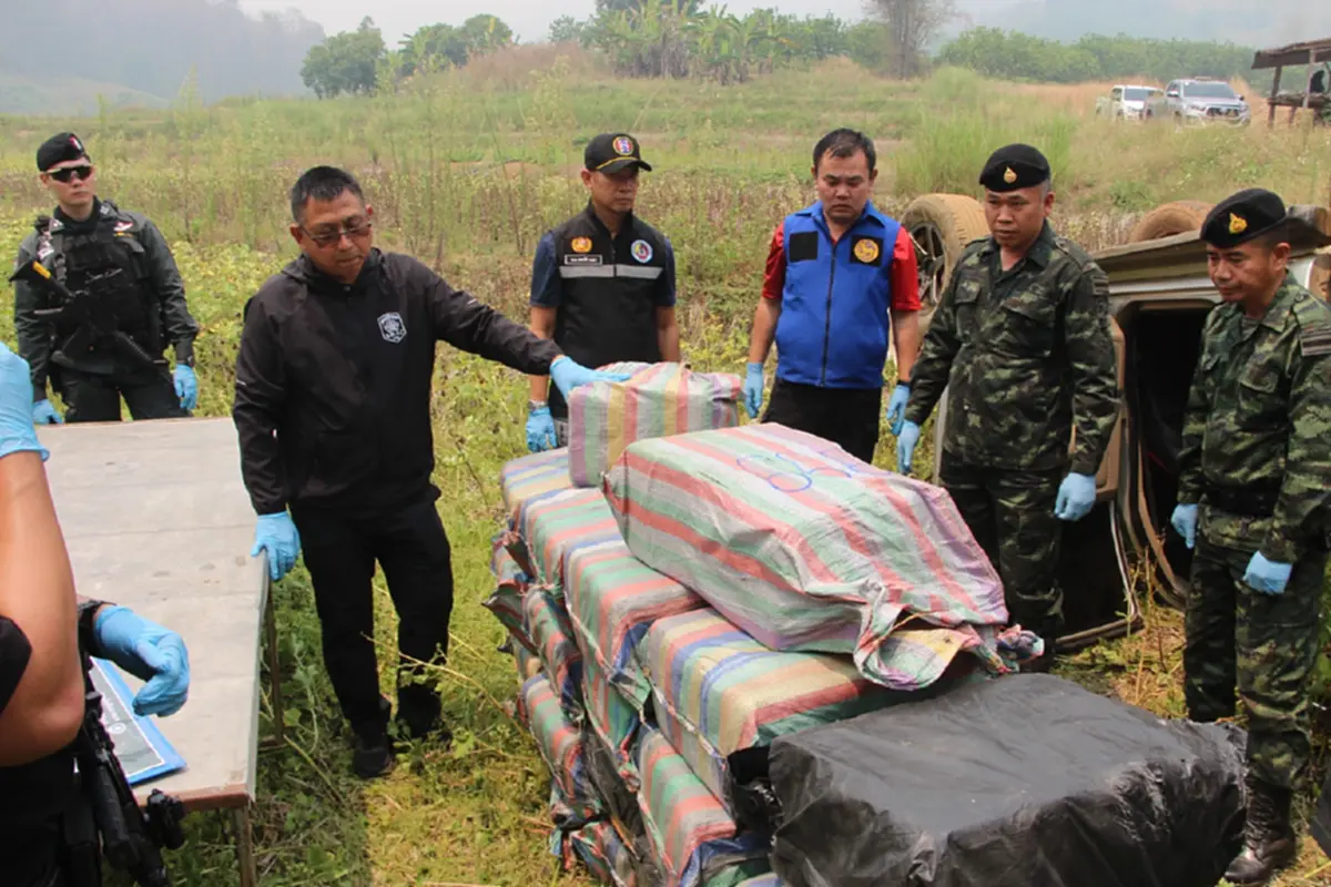 ไล่ล่าระทึก! แก๊งขนยาบ้าซิ่งหนี ยึดของกลางกว่า 4.3 ล้านเม็ด