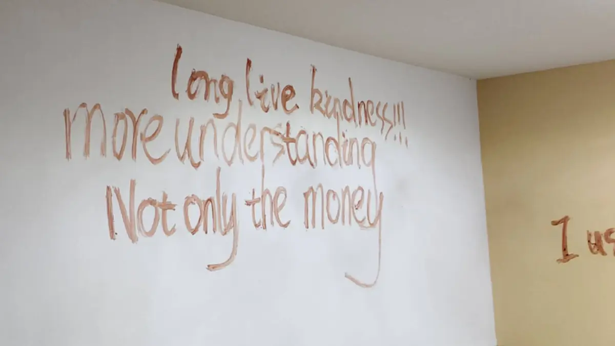 ขนลุก ข้อความบนผนัง หลังเกิดเหตุ พบ 2 นักศึกษาเสียชีวิต