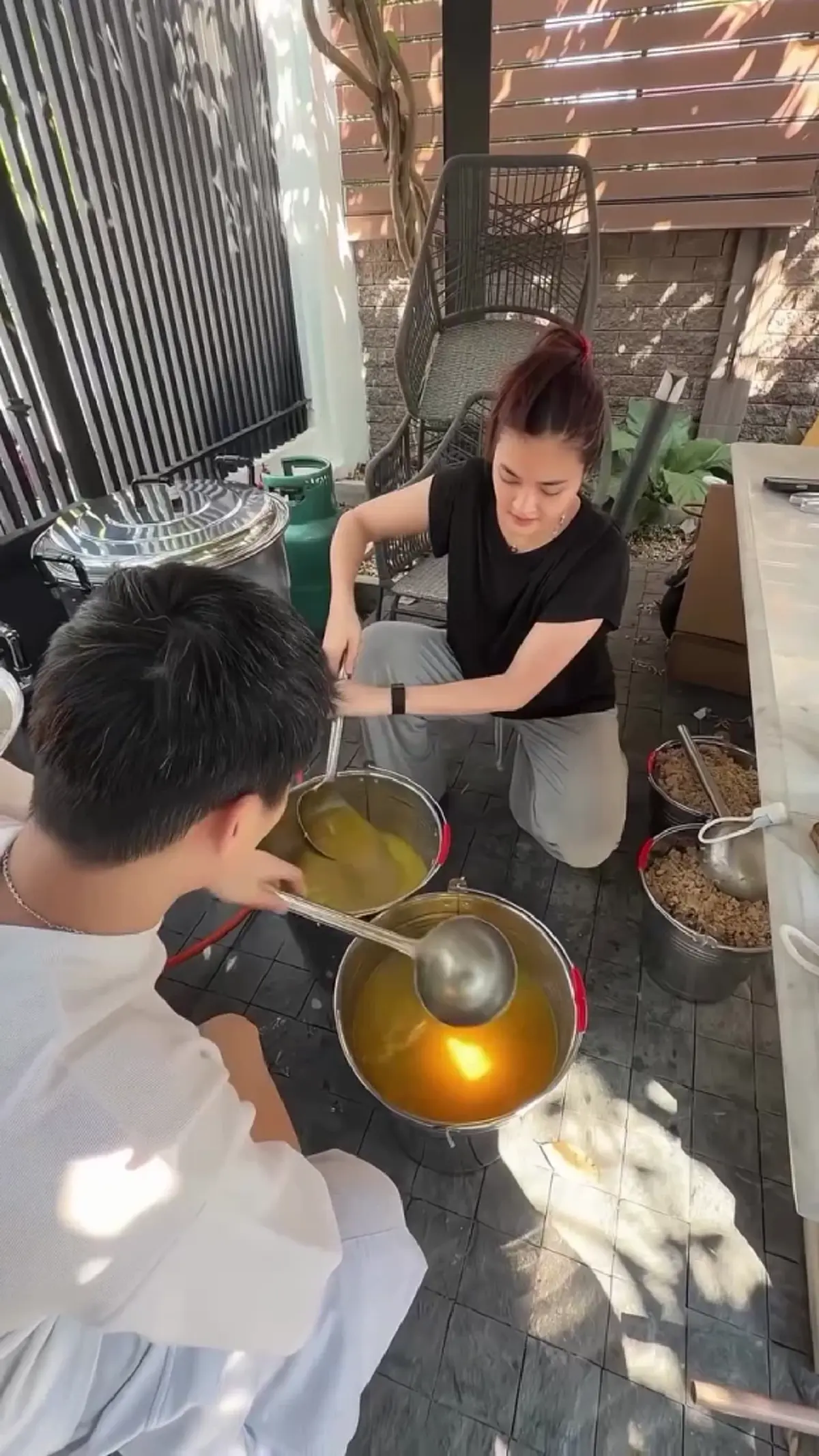 ปุ๊กลุก-ไมค์ ควงคู่ลุยคลองหลวง เลี้ยงอาหารหมาจรนับร้อย