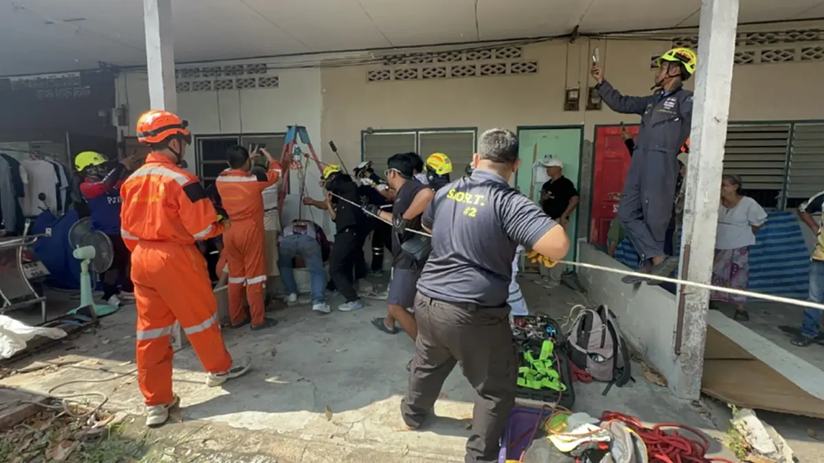 ระทึกโรยตัวช่วยชายตกบ่อลึก 11 เมตรพัทยา เหตุไม้ปากบ่อผุ