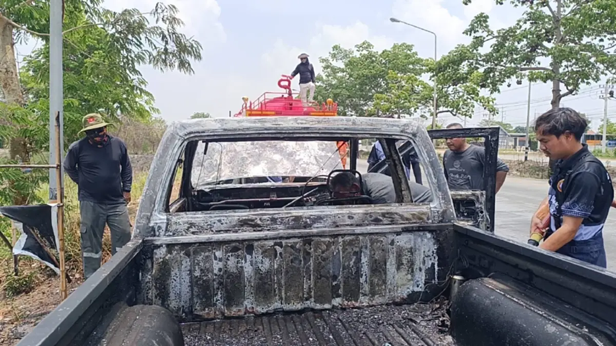 หวิดสลด! โชเฟอร์วัย 66 ขับกระบะไฟลุกวอด คาดไฟช็อตใต้พวงมาลัย