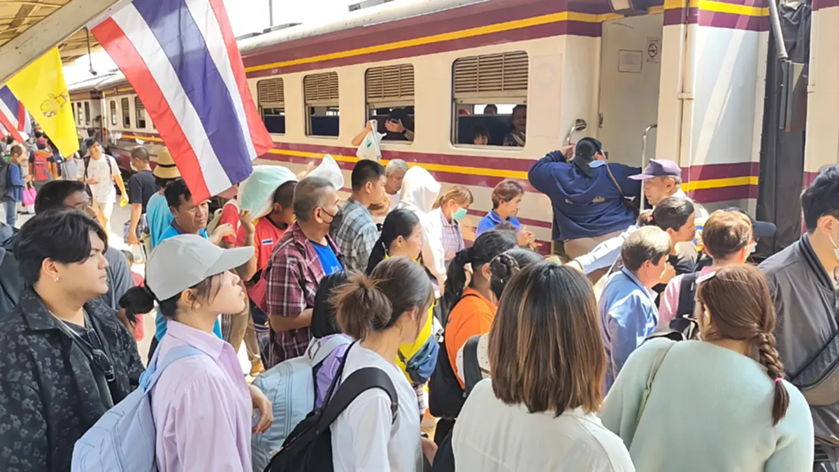 รถไฟพิษณุโลกคนแน่น! แห่กลับกรุงหลังสงกรานต์ รถเต็มทุุกขบวน
