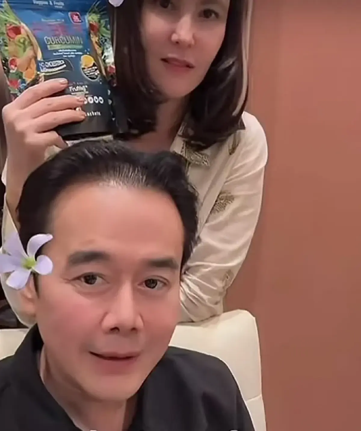 เป๊ก สัณณ์ชัย  ยกมือไหว้ขอโทษลูกสาว โดน “น้องลียา” เมินใส่