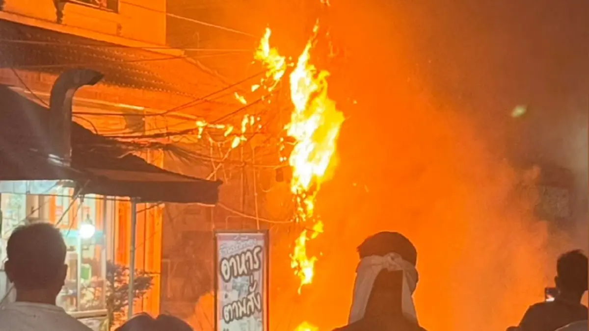 ไฟไหม้สายสื่อสารอยุธยาวอด ชาวบ้านผวาสายห้อยระโยงระยางหน้าบ้าน