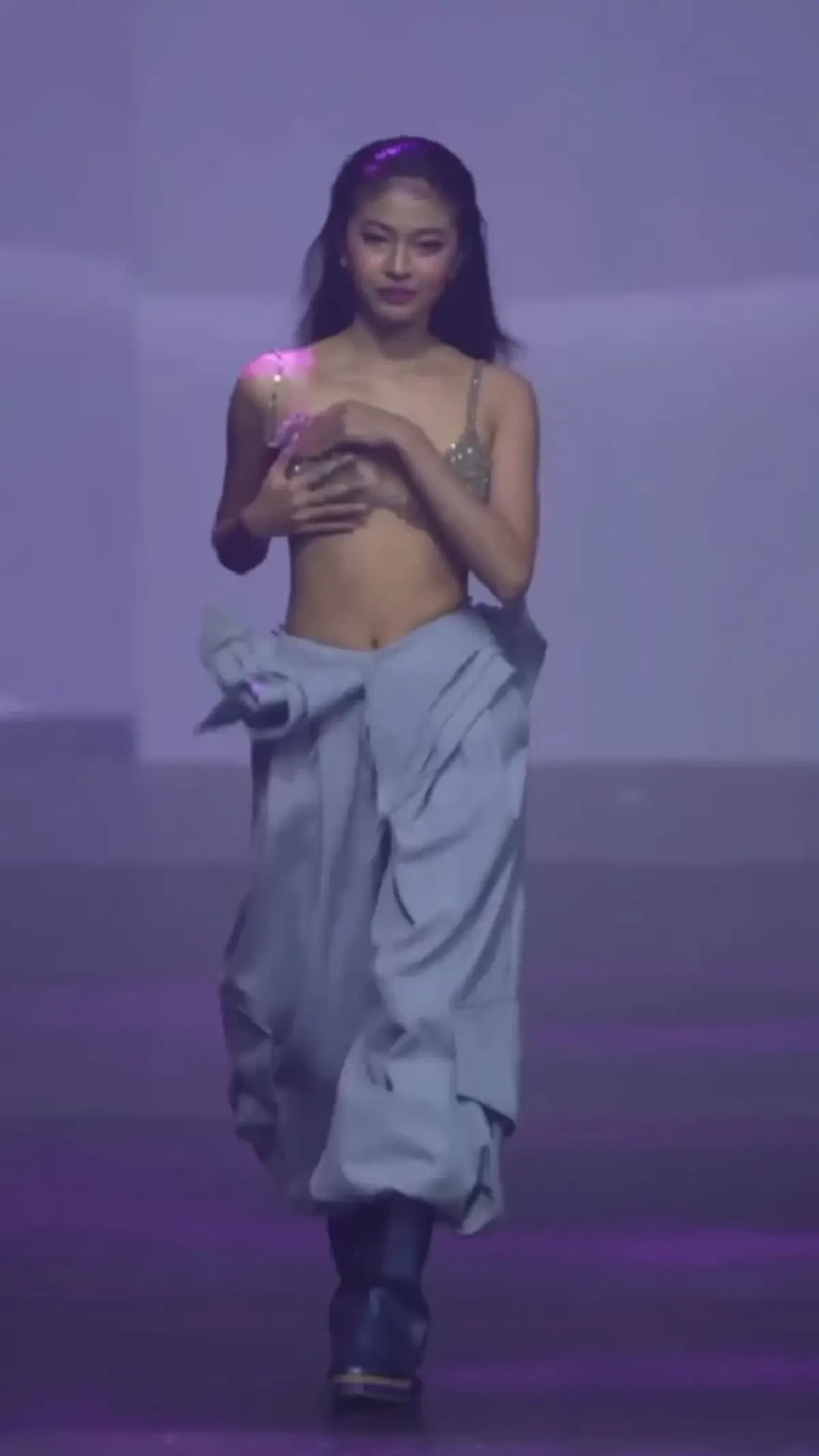 ไวรัลสนั่น นางแบบสาว  บราหลุดกลางรันเวย์ แต่เดินต่อสุดมืออาชีพ