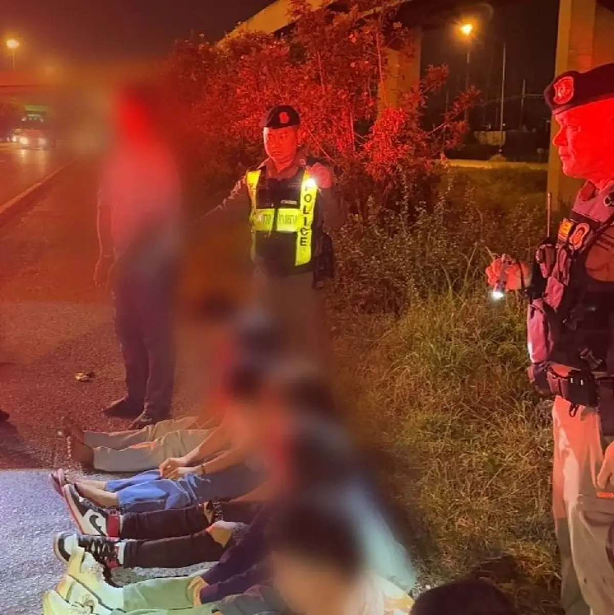 รวบคารถ! ตำรวจทางหลวงอยุธยาสกัดเก๋งต้องสงสัย พบขนแรงงานเถื่อน