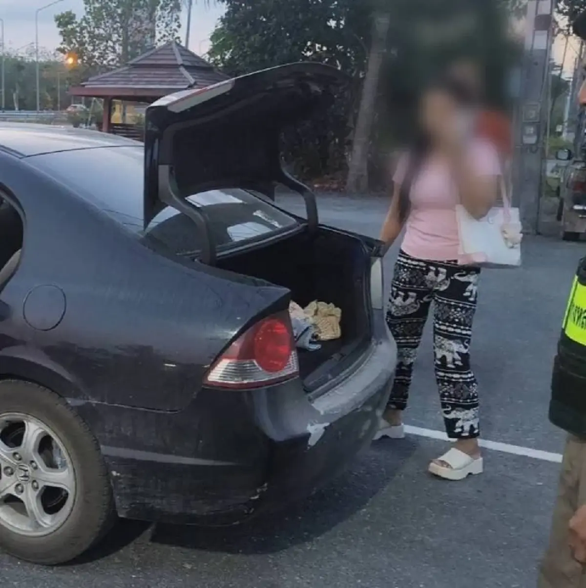 รวบสาววัย 33 ขับเก๋งติดป้ายปลอมคาทางหลวง อ้างซื้อรถหลุดจำนำ