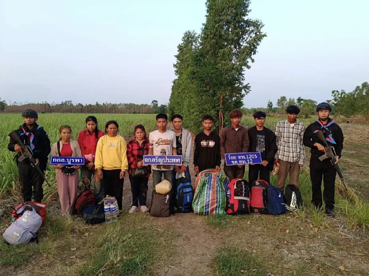 รวบคาชายแดน! ทหารพรานสระแก้วจับแรงงานกัมพูชา 10 คน ลอบเข้าไทย