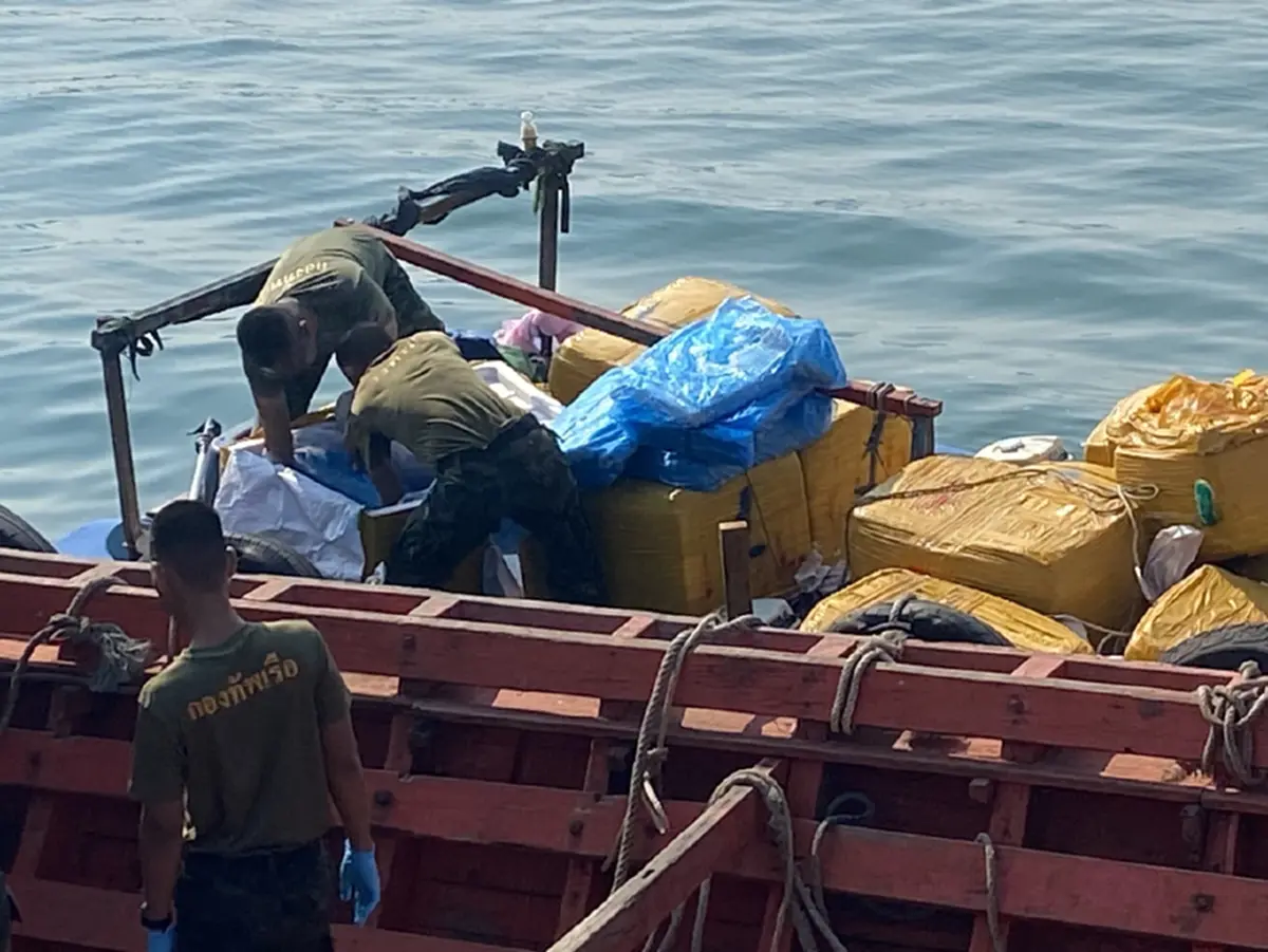 ศรชล.ตราด จับเรือกัมพูชาลอบขนเนื้อปูแช่แข็ง 60 กล่องเข้าไทย