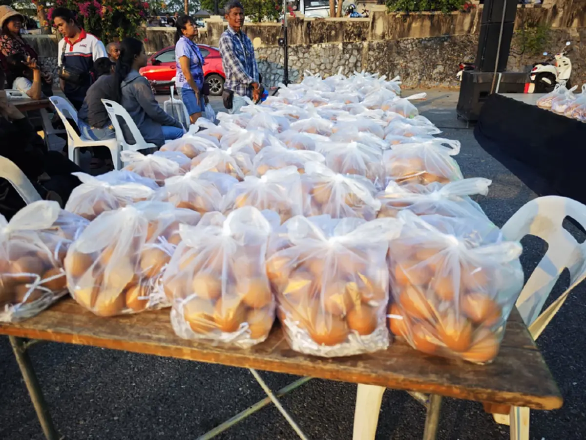 แห่ต่อคิว! ตลาดทับเที่ยงช่วยลดรายจ่าย ขายไข่ไก่แผงละ 50 บาท 