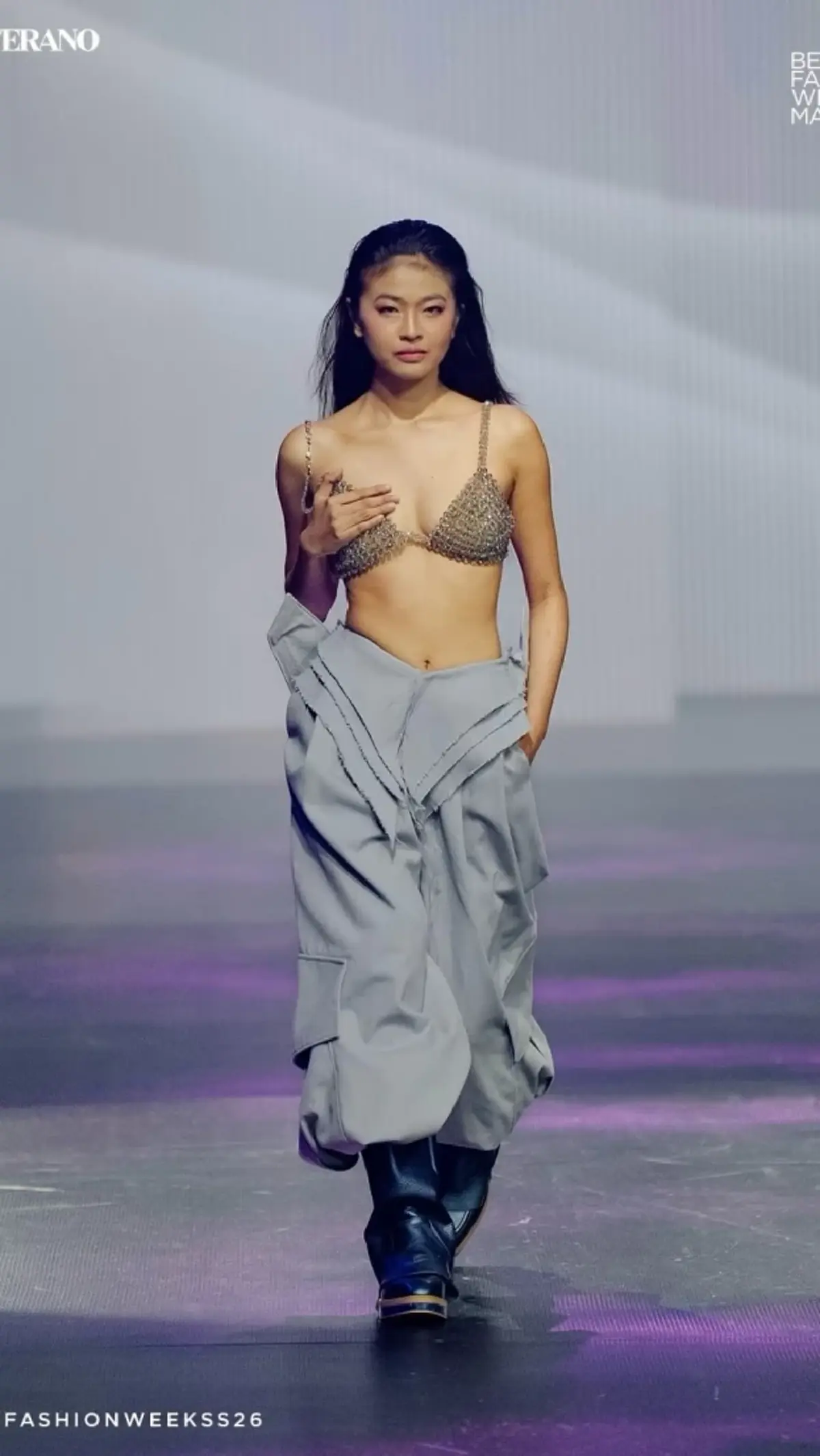 ไวรัลสนั่น นางแบบสาว  บราหลุดกลางรันเวย์ แต่เดินต่อสุดมืออาชีพ