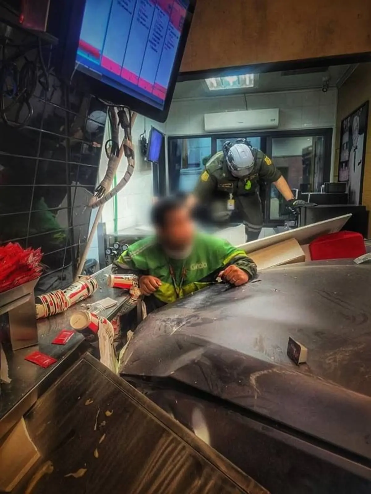 ธรรมดาที่ไหน รู้แล้วเจ้าของรถหรูชนร้านไก่ทอด กลางปั๊มน้ำมัน