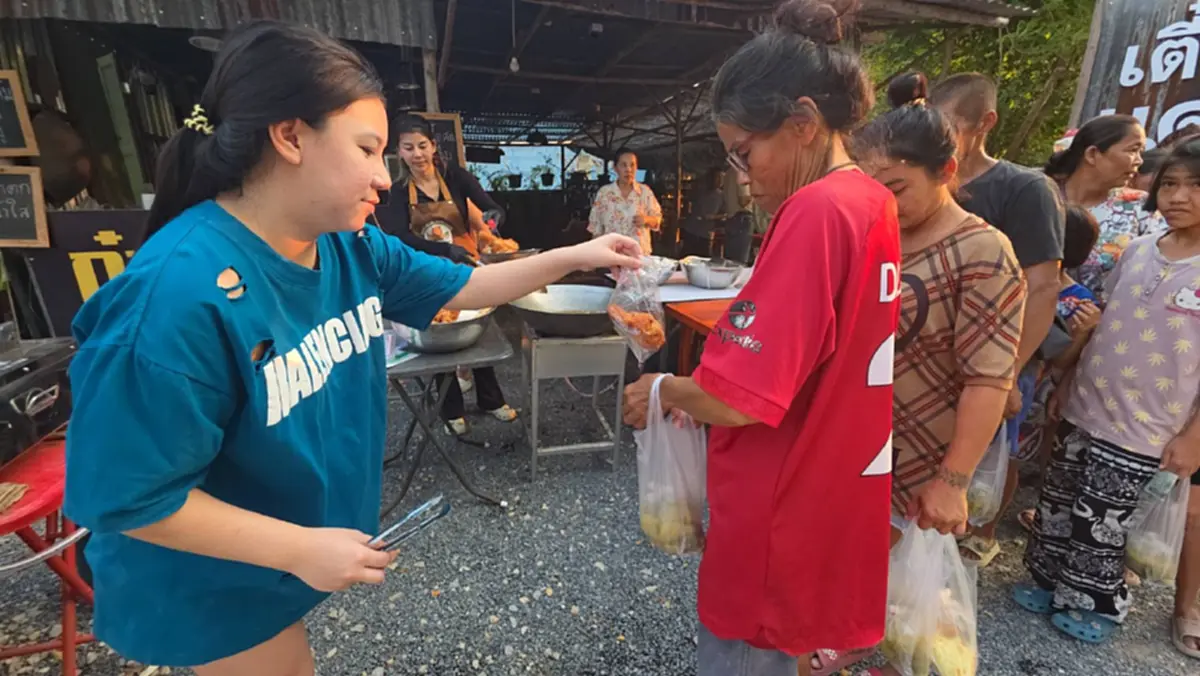 น้ำใจสู้ของแพง! กลุ่มผู้ใจบุญแจกอาหารฟรีชาวบ้านล่อมอ้ายหมอง