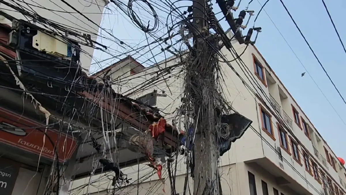 ไฟไหม้สายสื่อสารอยุธยาวอด ชาวบ้านผวาสายห้อยระโยงระยางหน้าบ้าน