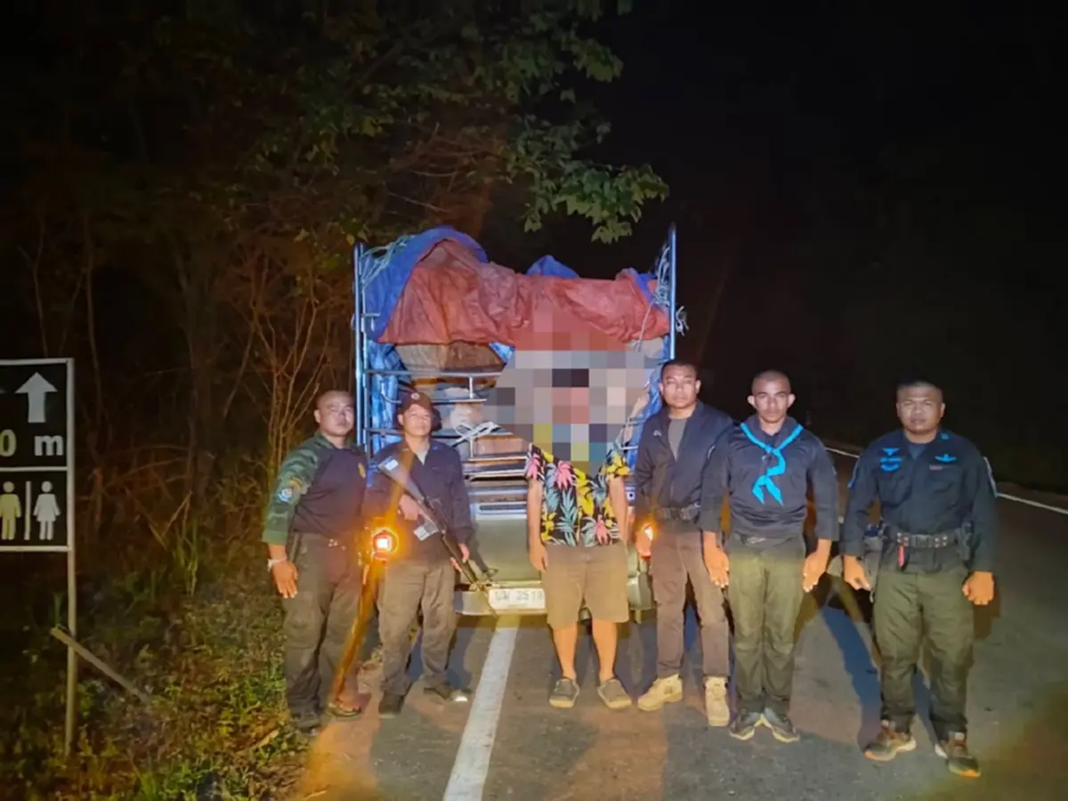 พยายามยัดเงินหวังรอด! รวบหนุ่มรับจ้างขนไม้ประดู่เถื่อนกลางดึก