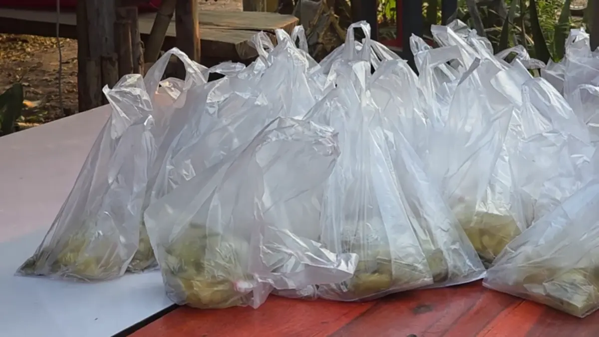 น้ำใจสู้ของแพง! กลุ่มผู้ใจบุญแจกอาหารฟรีชาวบ้านล่อมอ้ายหมอง