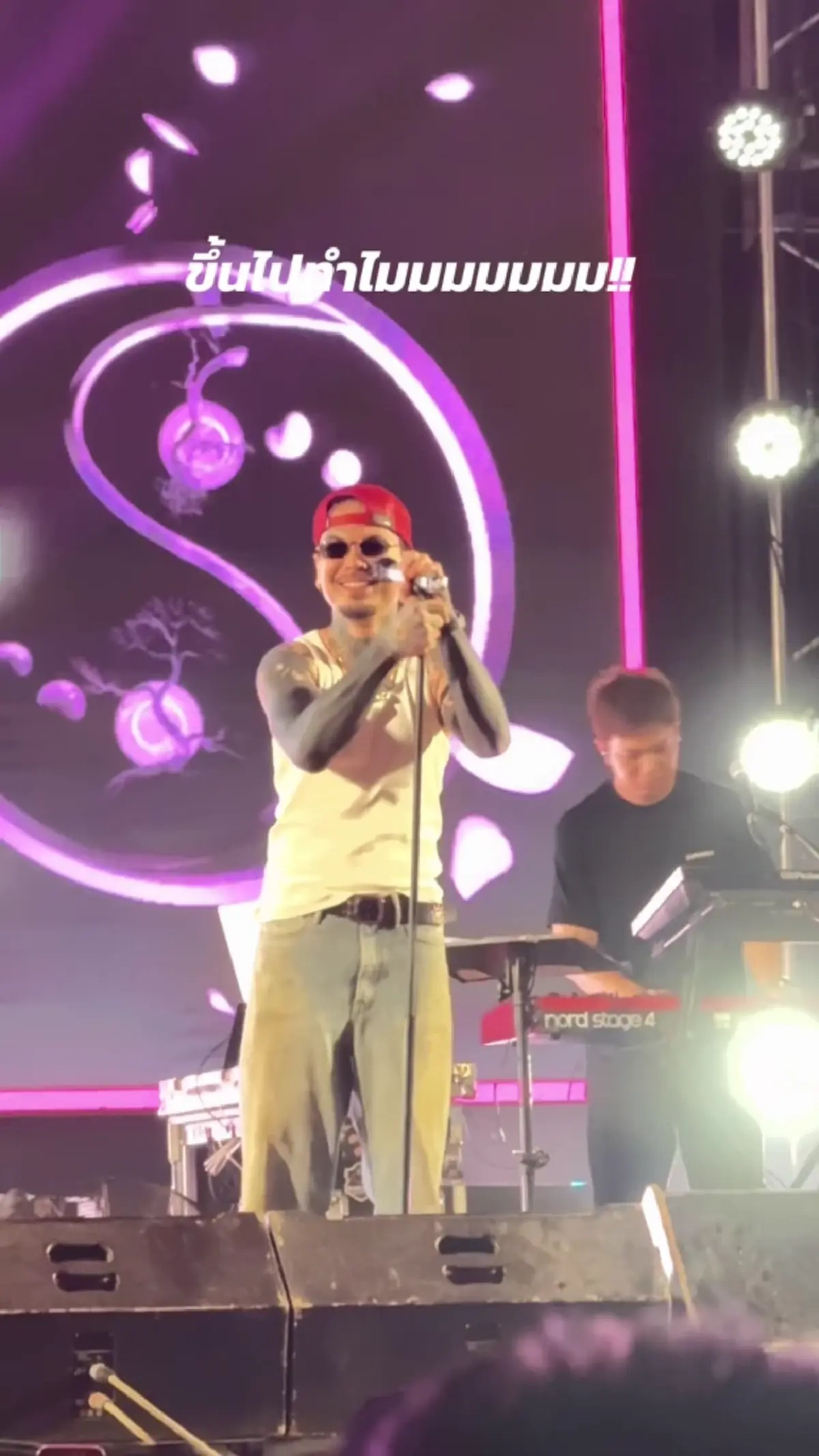เจอเรื่องช็อกกลางเวที นักร้องดัง เจอสาวปริศนาพุ่งประชิดตัว  