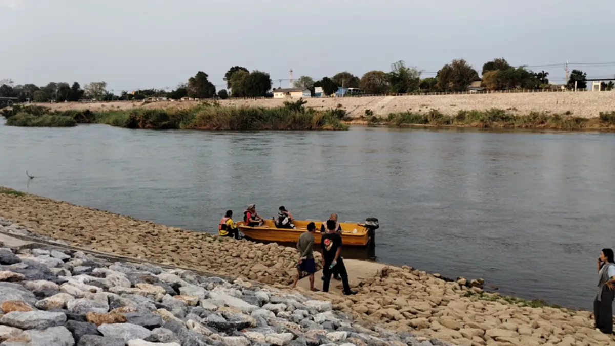 ผวาพบรอยเท้าคล้ายจระเข้ท่ามะกา! โผล่เกาะกลางแม่น้ำแม่กลอง