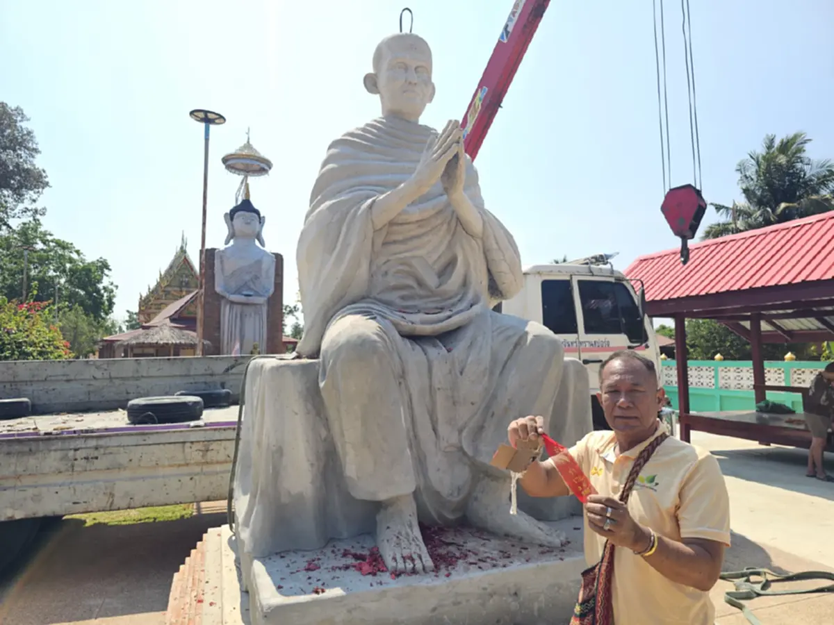 แห่ส่องเลข! วัดกลางคลองข่อยอัญเชิญ "สมเด็จโตปางเทศนาธรรม"