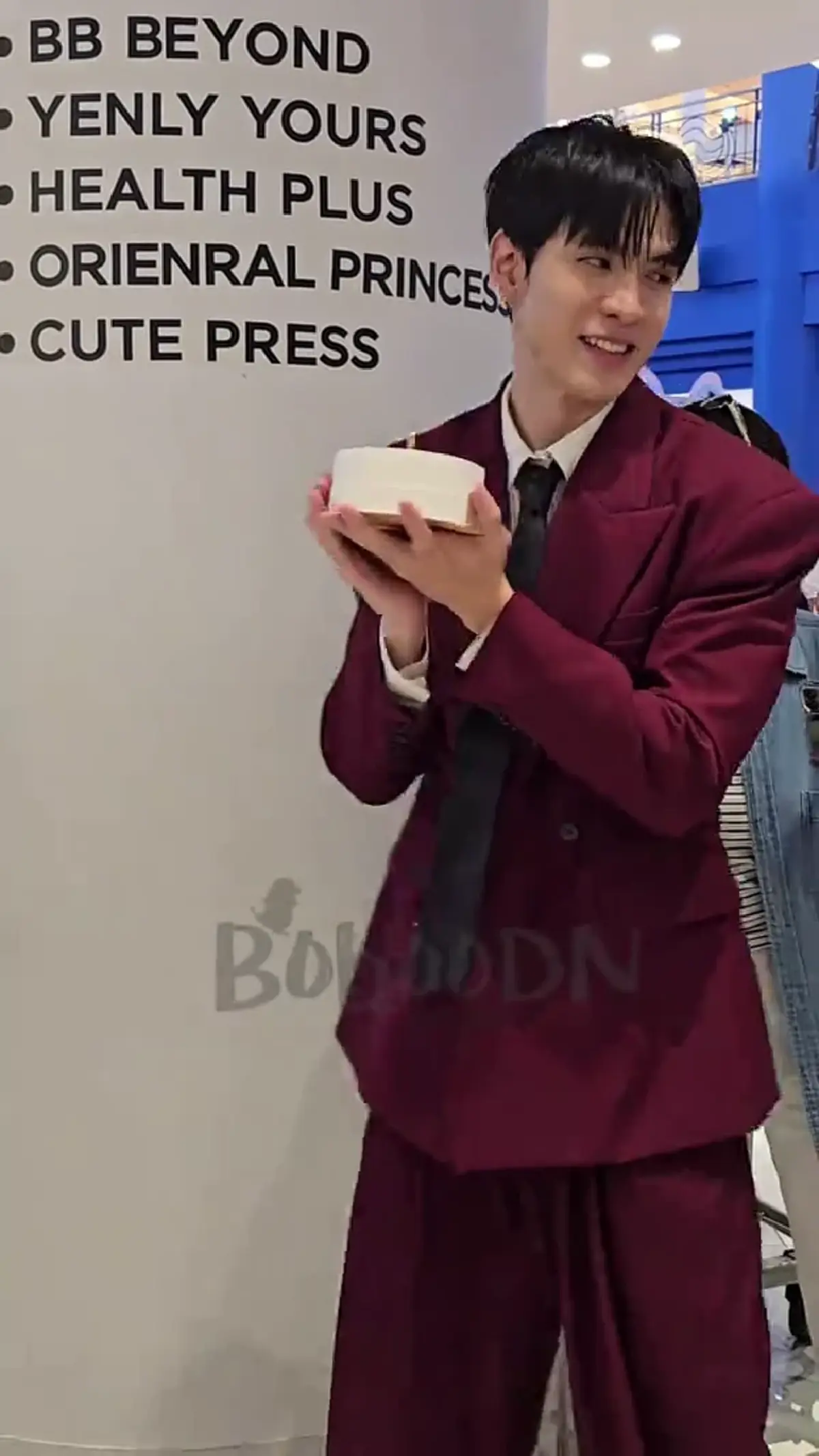  ฟิล์ม ธนภัทร เจอหญิงปริศนาพุ่งหอมแก้ม ระยะประชิดแฟนคลับ