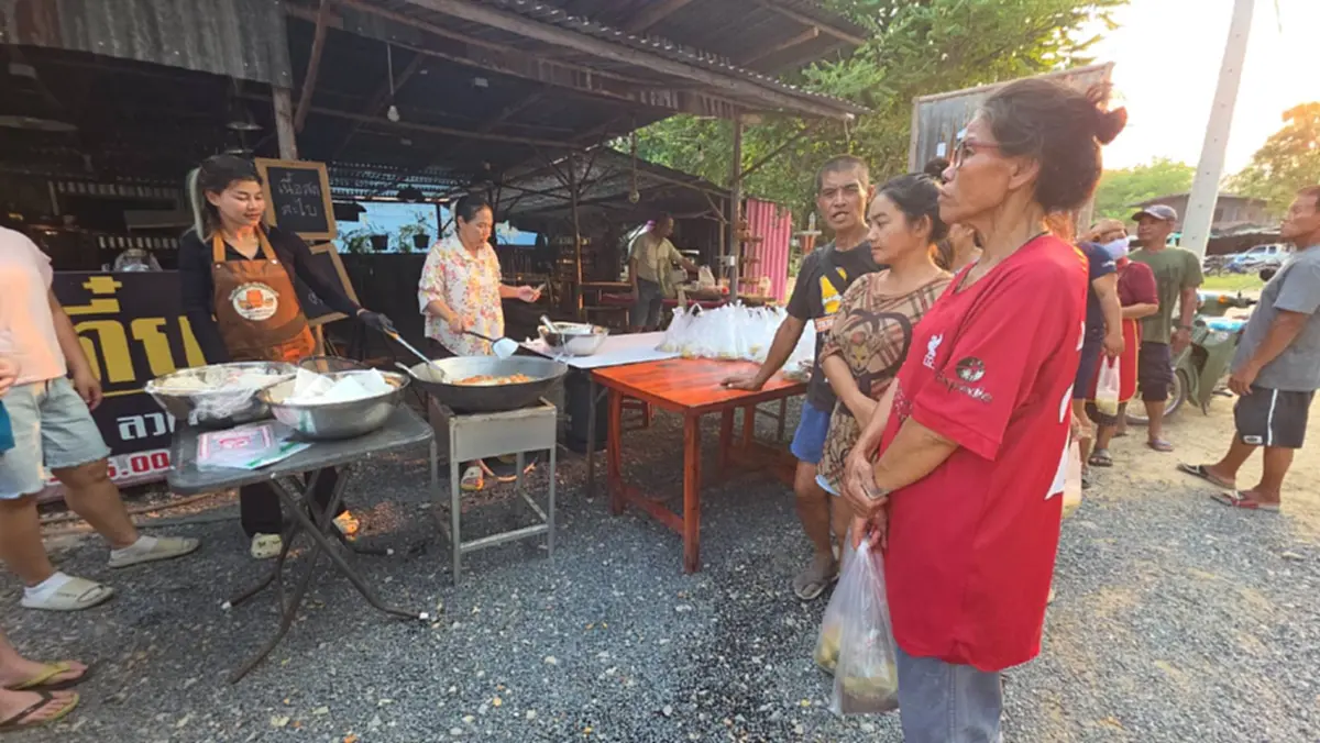 น้ำใจสู้ของแพง! กลุ่มผู้ใจบุญแจกอาหารฟรีชาวบ้านล่อมอ้ายหมอง