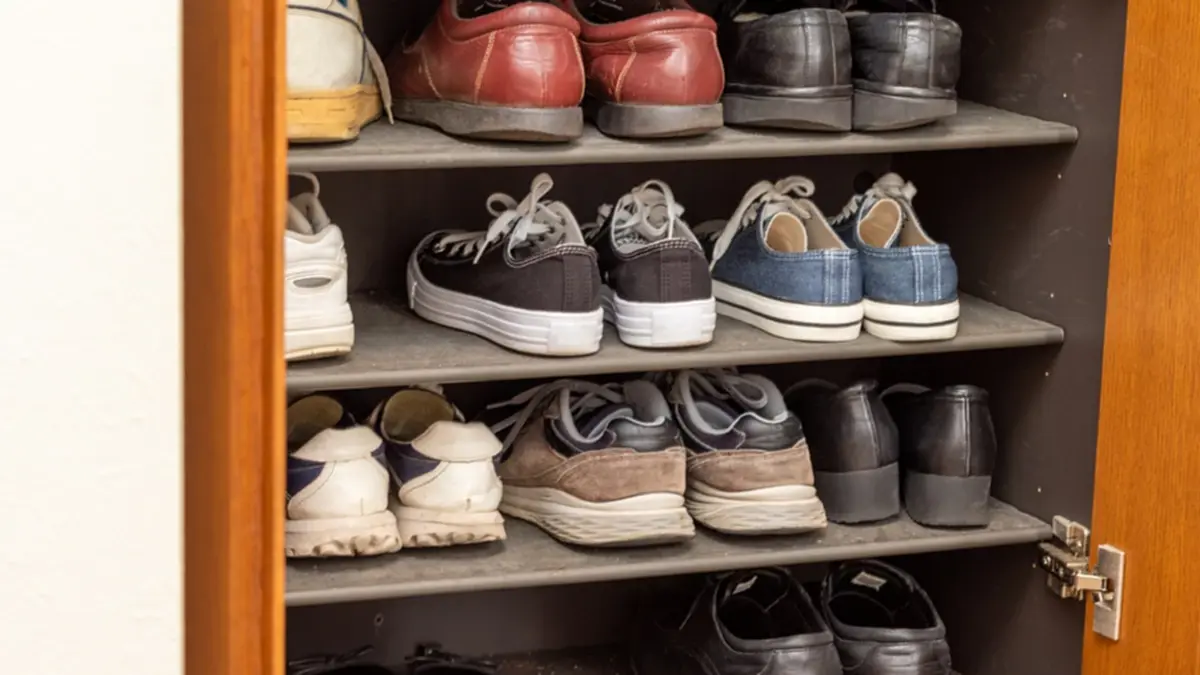 ตู้รองเท้าเหม็นแก้ได้! 7 วิธีง่าย ๆ ใช้ของในบ้าน คืนความหอมทันใจ