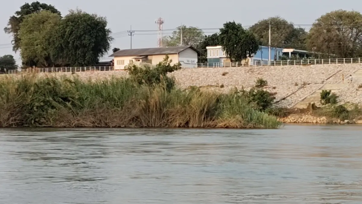 ผวาพบรอยเท้าคล้ายจระเข้ท่ามะกา! โผล่เกาะกลางแม่น้ำแม่กลอง