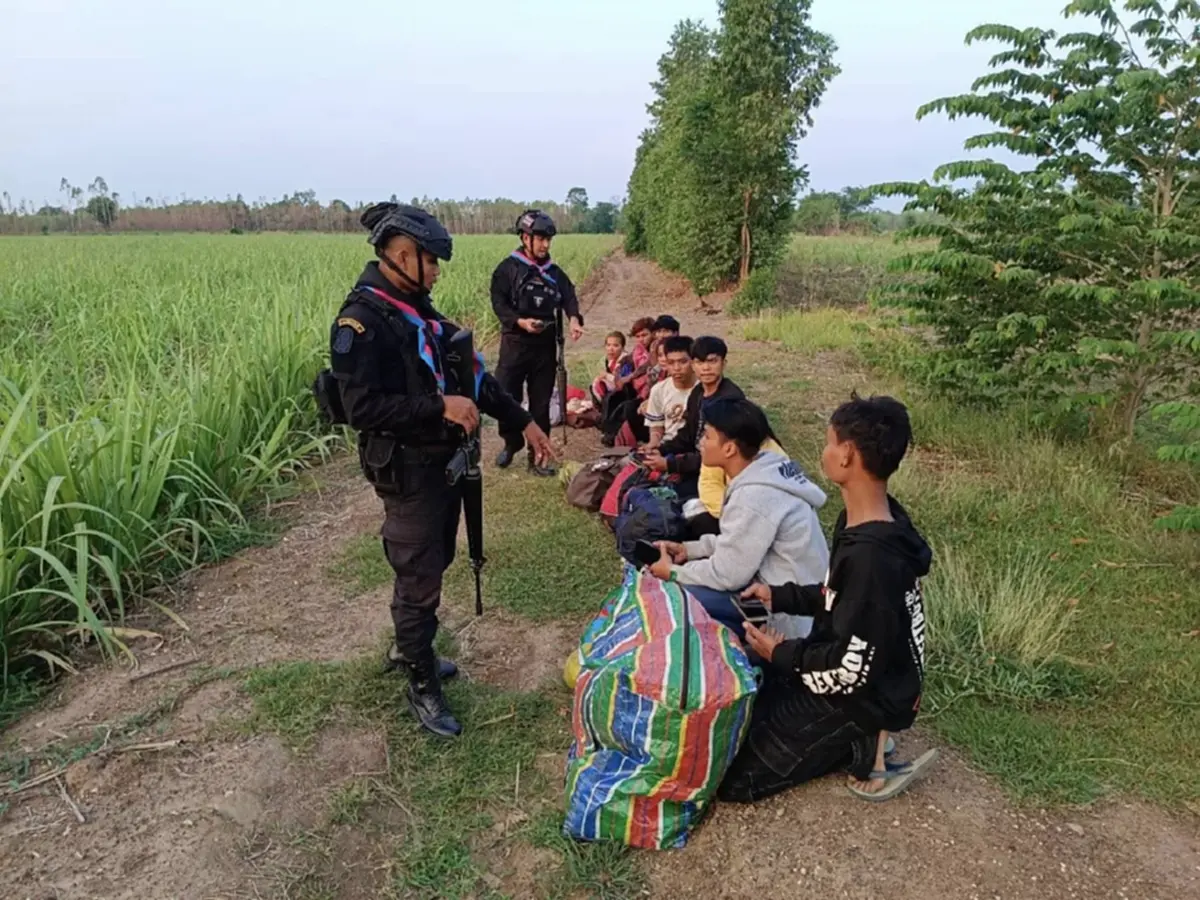 รวบคาชายแดน! ทหารพรานสระแก้วจับแรงงานกัมพูชา 10 คน ลอบเข้าไทย