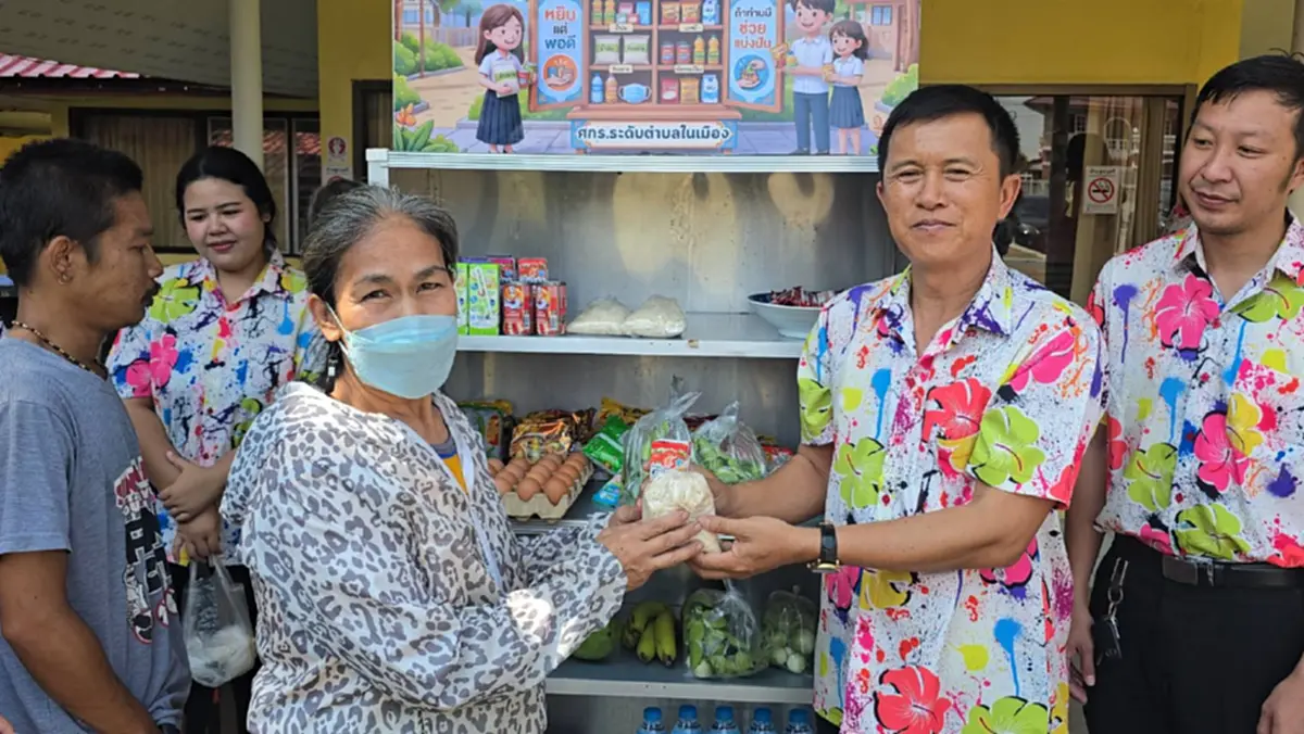 สกร.โคราชเปิด "ตู้ปันสุข" 25 ตำบล ช่วยชาวบ้านสู้ภัยน้ำมันแพง