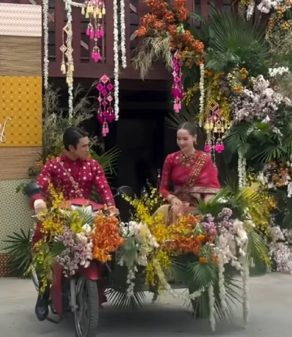 เปิดทะเบียนรถส่งตัว "ณเดชน์ - ญาญ่า" หลังจัดพิธีเรียบง่าย