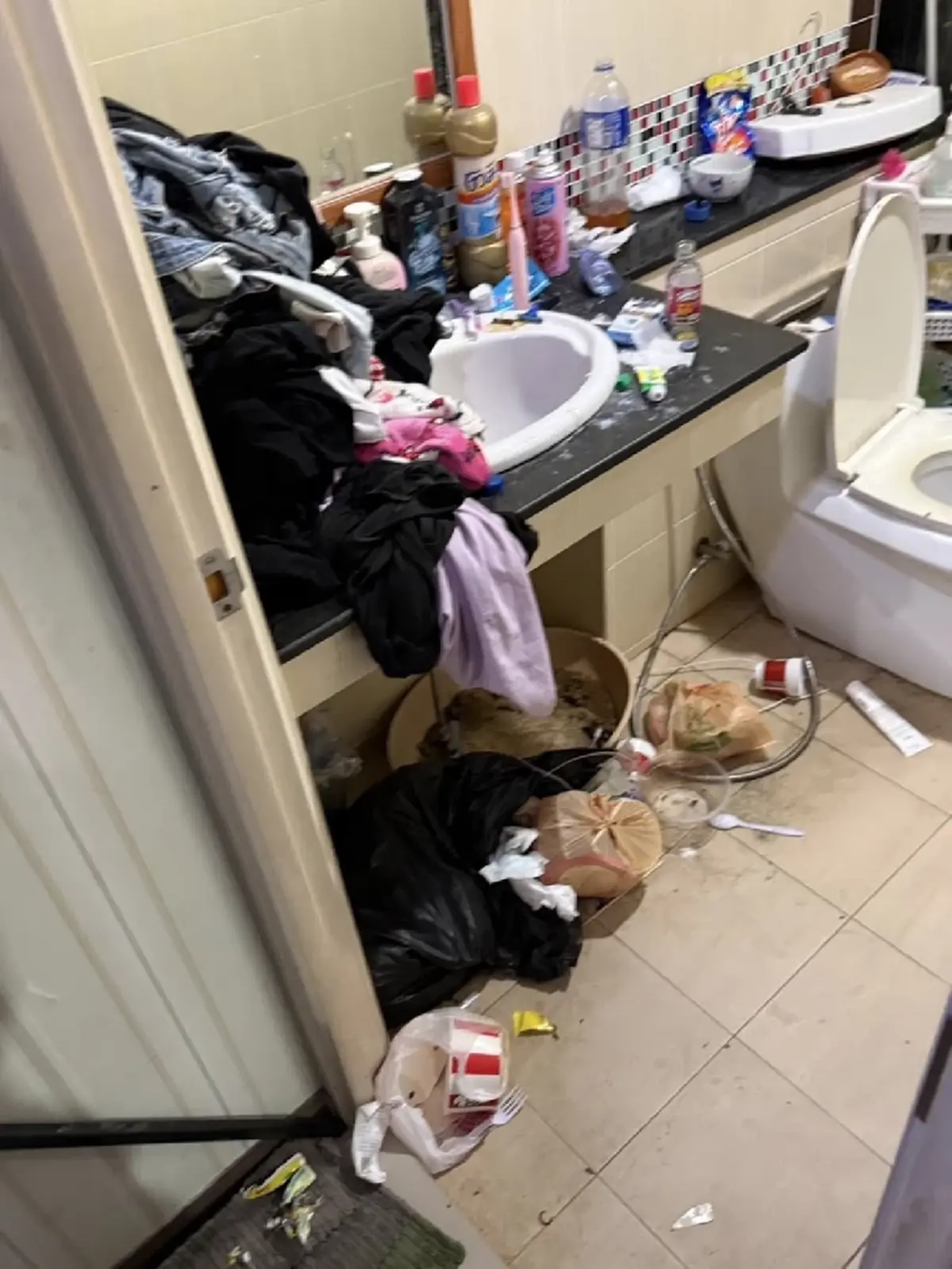 อ้วกแทบพุ่ง สาวสวยค้างค่าเช่า เปิดห้องไปเจอภาพสุดสยอง