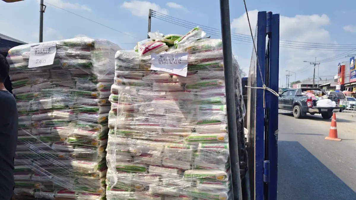 ไหลกรอกสมบูรณ์ใจป้ำ แจกข้าวสาร 12.5 ตัน ช่วยชาวบ้านลดค่าครองชีพ