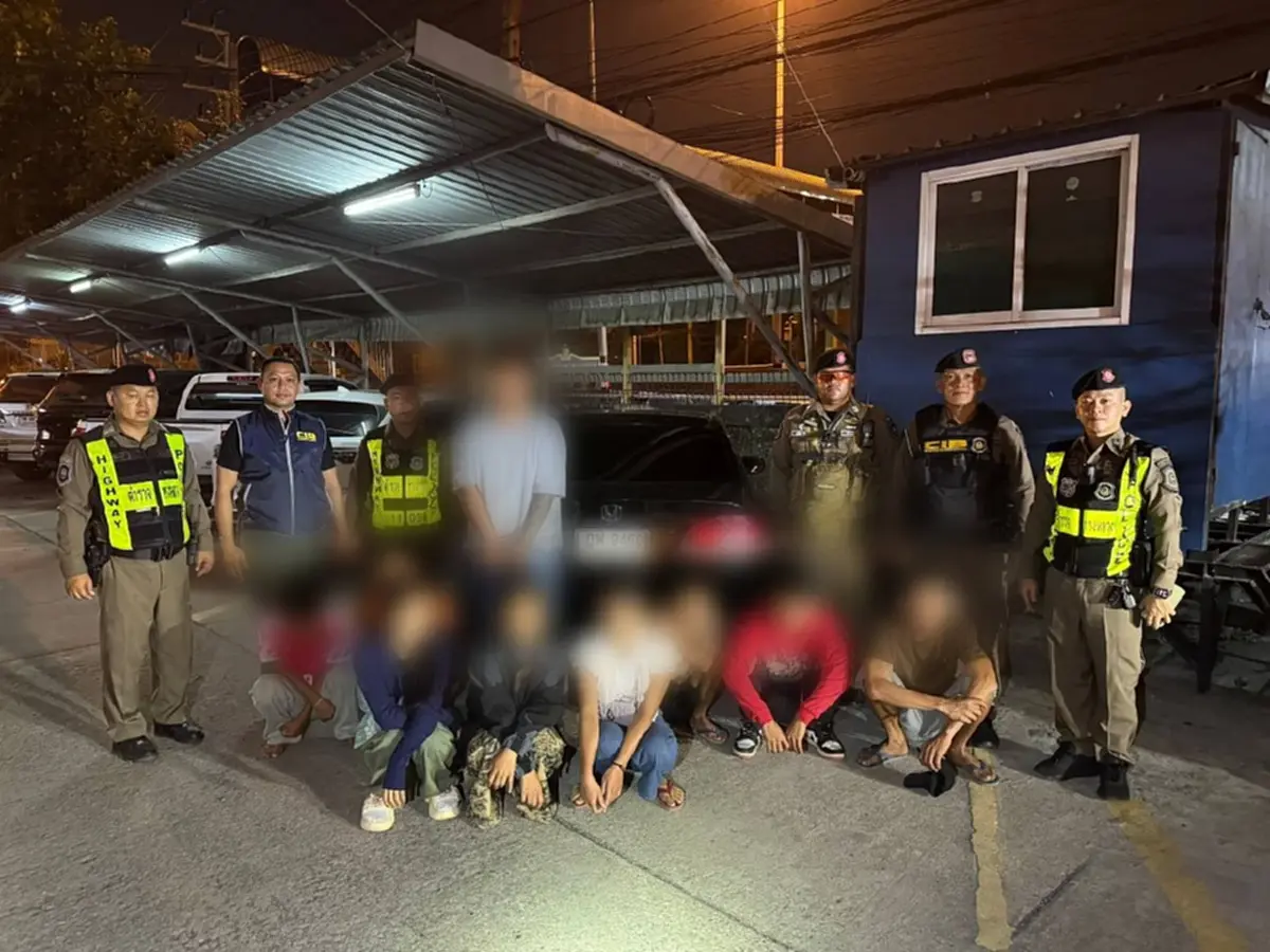 รวบคารถ! ตำรวจทางหลวงอยุธยาสกัดเก๋งต้องสงสัย พบขนแรงงานเถื่อน