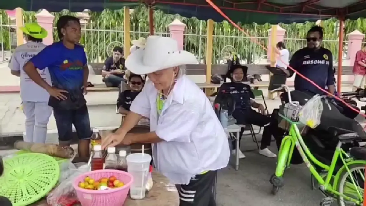 ป้าโมโหเพื่อนเบี้ยวนัดวันไหล ขนครกตำส้มตำเลี้ยงกู้ภัยแทน