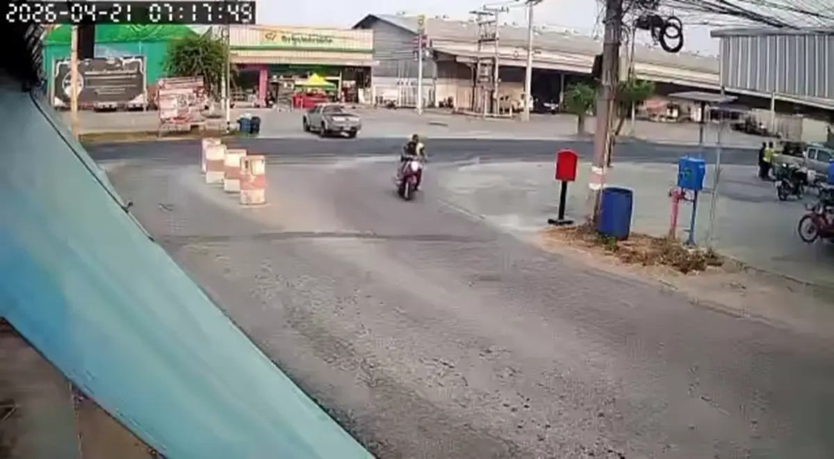 ระทึกราชบุรี! กระบะลืมเบรคมือไหลขวางถนน หวิดถูกชนซ้ำ