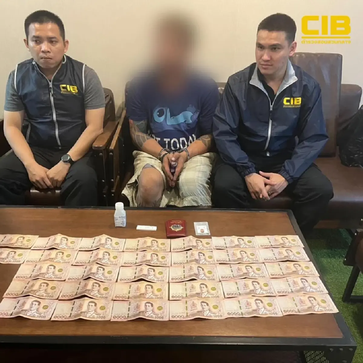 รวบคาห้อง! พ่อค้าหนุ่ม ค้าอาวุธออนไลน์ คาห้องพักย่านบางซื่อ