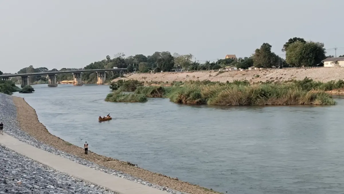 ผวาพบรอยเท้าคล้ายจระเข้ท่ามะกา! โผล่เกาะกลางแม่น้ำแม่กลอง