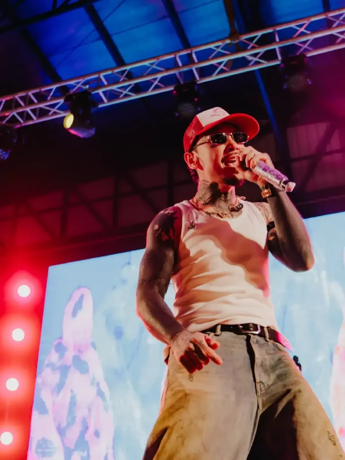 วุ่นกลางโชว์ "Urboy TJ"เจอสาวชุดแดงบุกถึงตัว ผู้จัดแถลงด่วน