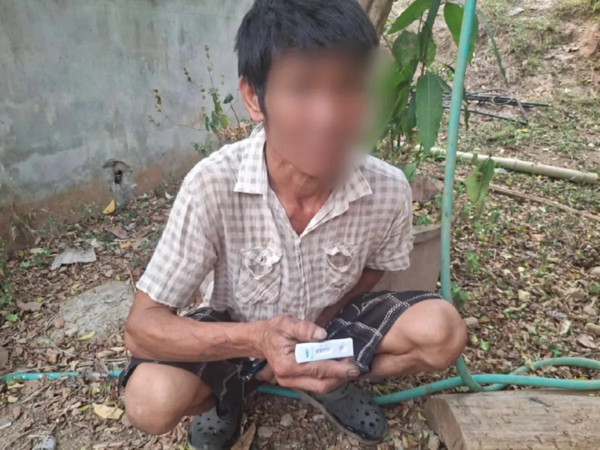 จับคาหนังคาเขา! รวบมือเผาหาของป่า พร้อมของกลาง พบปัสสาวะม่วง