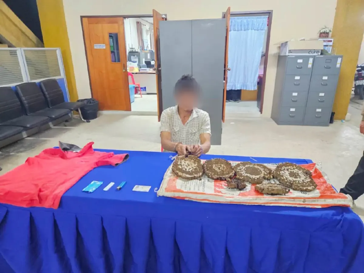 จับคาหนังคาเขา! รวบมือเผาหาของป่า พร้อมของกลาง พบปัสสาวะม่วง