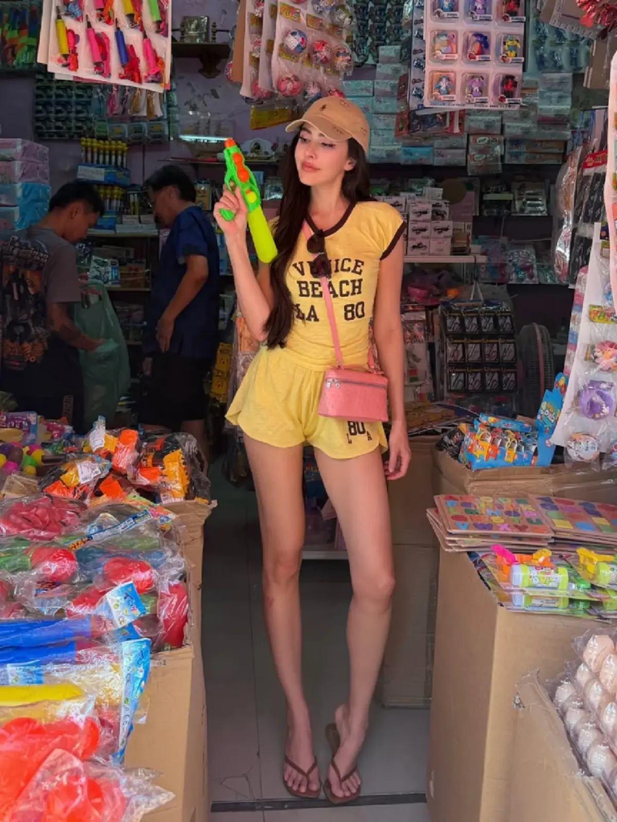 สวยสะกดทั้งถนน ศรีริต้า ณรงค์เดช เผยลุคเล่นน้ำสงกรานต์  