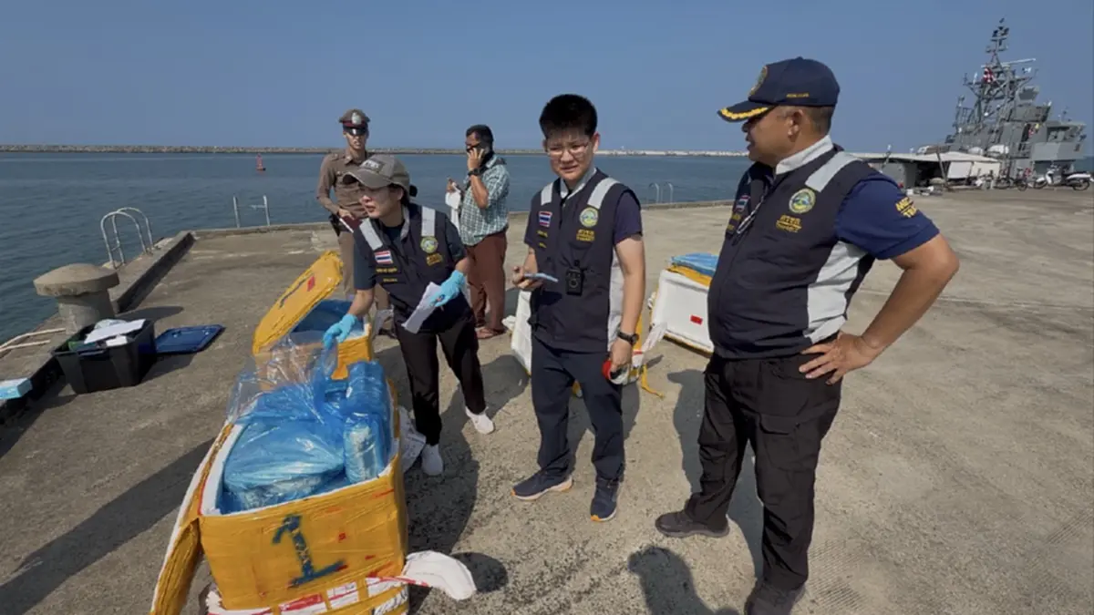 ศรชล.ตราด จับเรือกัมพูชาลอบขนเนื้อปูแช่แข็ง 60 กล่องเข้าไทย