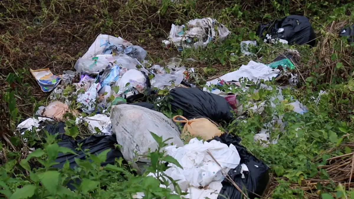 ชาวบ้านหล่มสักโวยขยะเกลื่อนจุดกลับรถ ไร้เจ้าหน้าที่รับเรื่อง