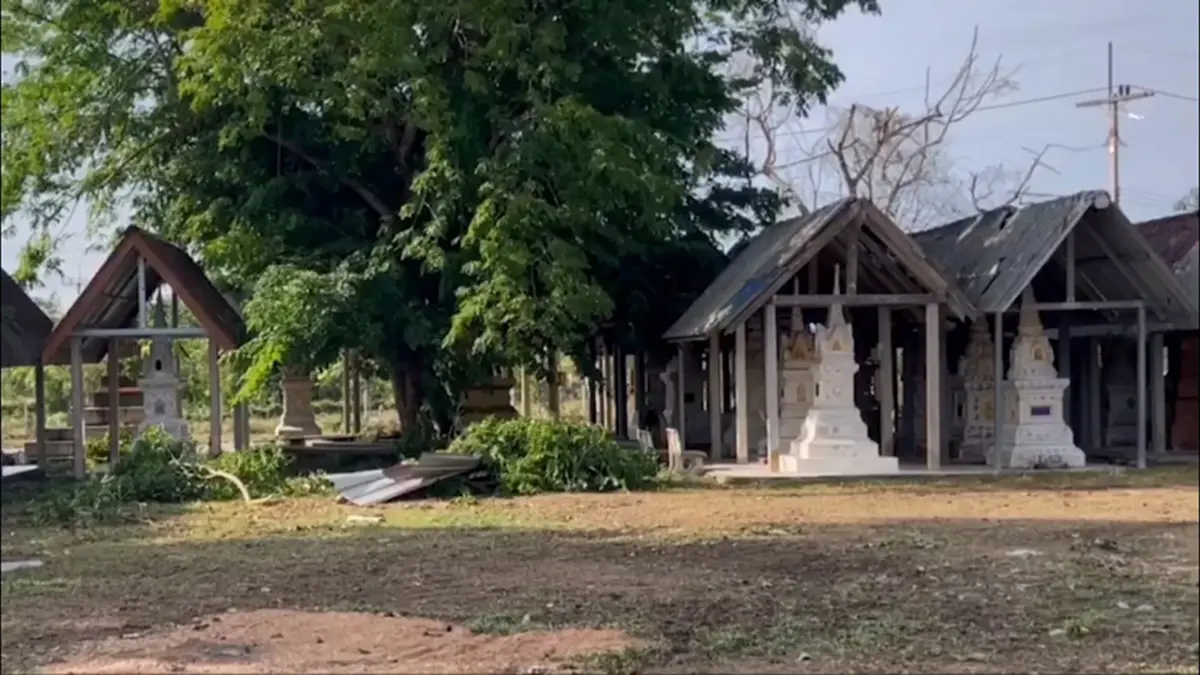 สลด! พายุฤดูร้อนถล่มทุ่งลาน 'บัวเก็บอัฐิ' พังราบหน้ากลอง